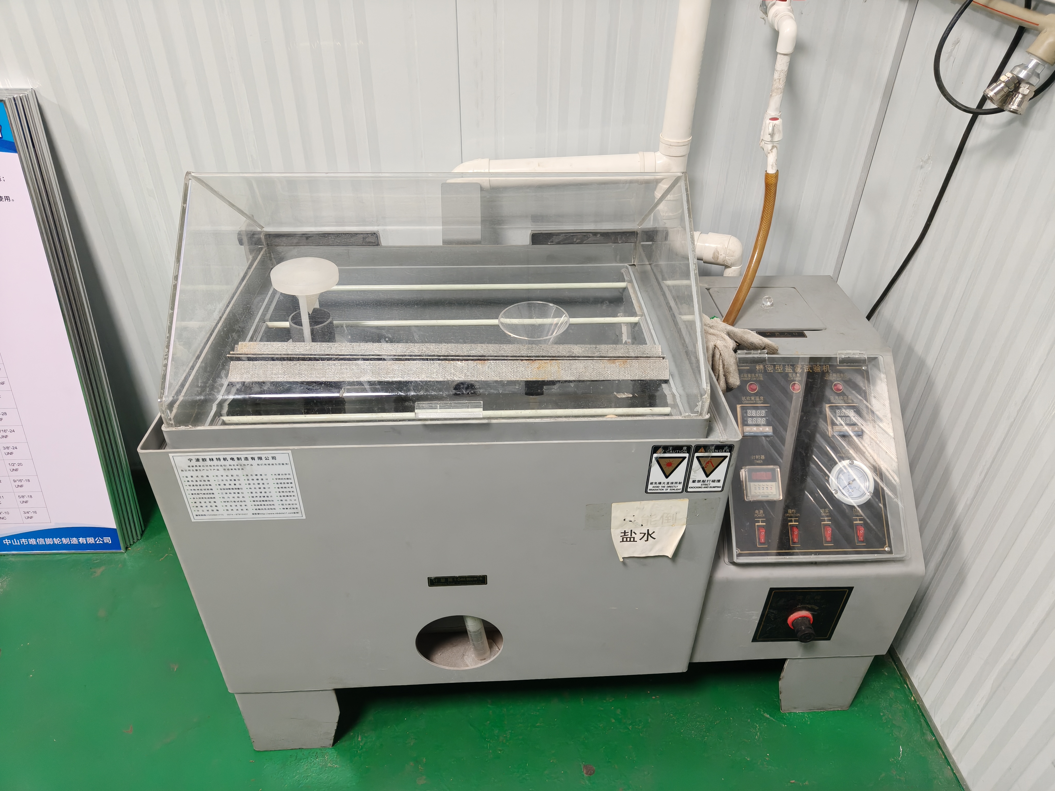Salt spray corrosion testing chamber